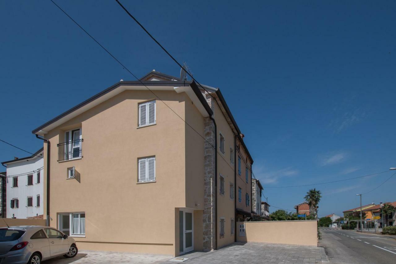 Lana House With Apartments Petrovija Eksteriør billede